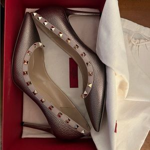 Never Worn Valentino Pumps Bronze yellow gold studs 40 1/2